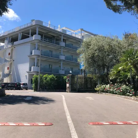 Village Camping Santa Fortunata - Campogaio Отели рядом с достопримечательностью «Пляж Леонеллис»