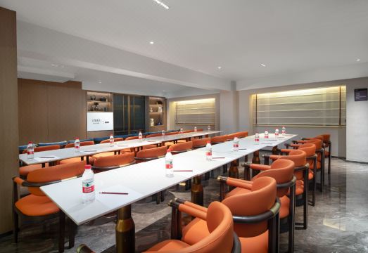 1. 에칵 hl 호텔..