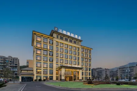 Lanou International Hotel (Guangyuan Aoti Center Branch)