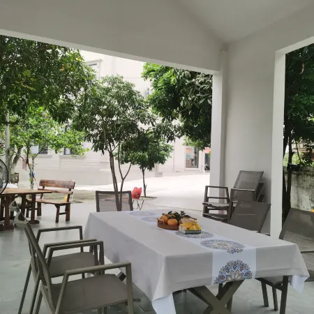 Dong  Xing  Qi  Dao  Hai  Bian  Xiao  Yuan