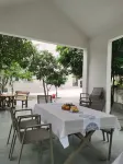 Dong  Xing  Qi  Dao  Hai  Bian  Xiao  Yuan