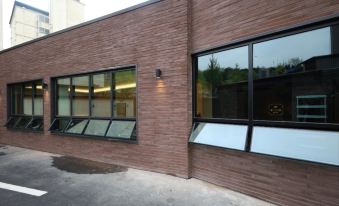 Hound Hotel Jeonju Deokjin
