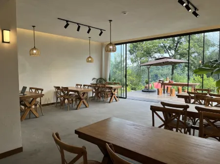 My Family Courtyard Home stay (Dazu Rock Carvings Tourist Center Store, Chongqing) Отели рядом с достопримечательностью «Dazu Stone Carving Baoding Mountain Scenic Area - Guiding Service Hall»