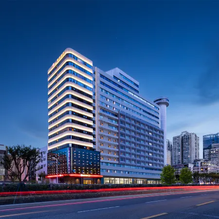 Manju Hotel (Wuchang Station Hongshan Square Subway Station) Отели рядом с достопримечательностью «Хубэй, Китай, Южная Механическая Школа (Школьный Департамент)»