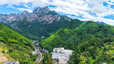 Huangshan Yunyi Tangquan Hotel (Tangkou South Gate Store in Mount Huangshan Scenic Area) Отели рядом с достопримечательностью «Световой вершина»