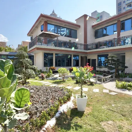 Mengla Qiyunpan Hotel (Nanla River Starlight Night Market)