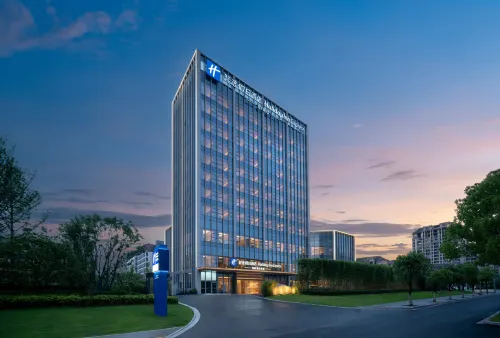 Holiday Inn Express Huangshan Tunxi High-Tech Zone by IHG - parking