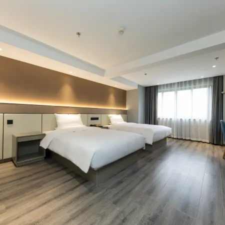 Huating Hotel(kaihong Plaza, Donggang, Zhoushan)