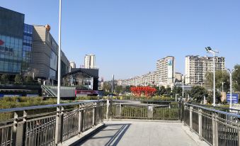 Heyi Hotel (Guiyang Century City Olympic Sports Center Jinyang Hospital)