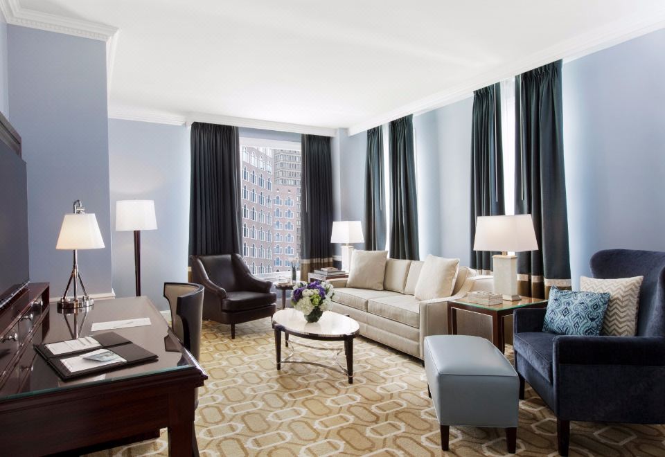 보스턴 항구의 아름다운 야경과 호텔 전경