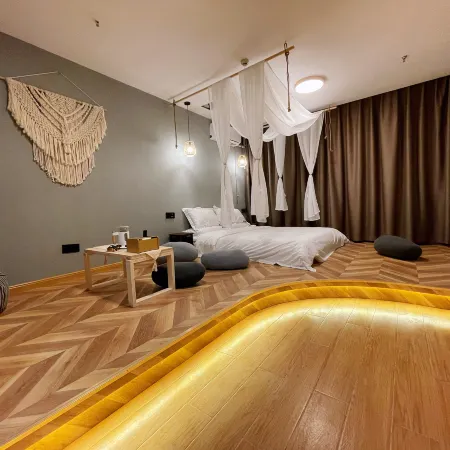 Liuyi Smart Homestay (Dingzhou Railway Station Marriott Plaza)