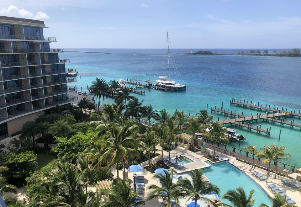 마가리타빌 비치 리조트의 활기찬 야외 수영장 전경