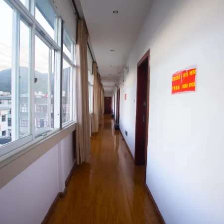 Longling Hongyan Hotel