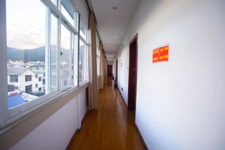 Longling Hongyan Hotel Отели в г. Лунлинь