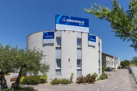 The Originals City, Hôtel les Dômes, Perpignan Sud Saleilles Отели рядом с достопримечательностью «L'Acropole»