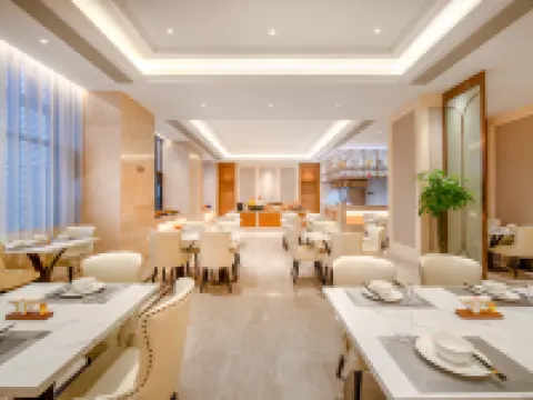 Vienna Hotel (Jiujiang De'an High-speed Railway Station Chaoyang Road Pedestrian Street) Hotels in De'an
