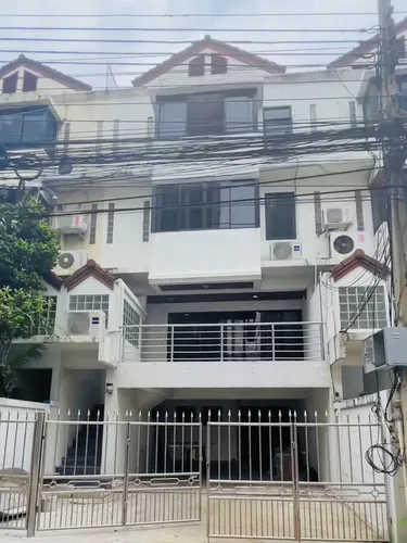 รูปภาพของบ้านที่มีสี่ห้องนอนในตัวเมืองรวม