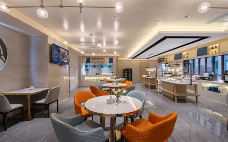 Kyriad Hotel (Kunming Chunrong Street Subway Station) Отели рядом с достопримечательностью «Luolong Park»