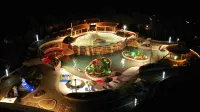 Roblin Hot Spring Hotel in Gesar Wangcheng, Ganzi County - parking