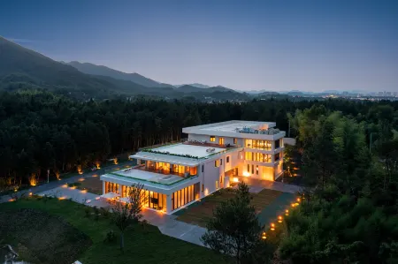 Jiuhuashan Yueshan Resort Hotel Отели рядом с достопримечательностью «Lotus Peak»