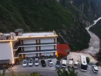 Tiger Leaping Gorge Lixia Mountain Residence Cliff Homestay โรงแรมใกล้ส่วนกลางช่องเขาเสือกระโจน  แชงกรีลายูนนาน