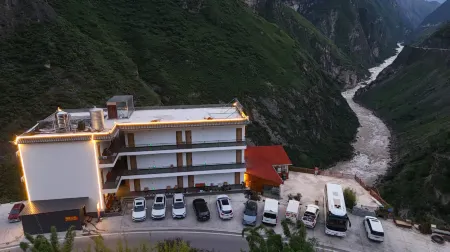 Tiger Leaping Gorge Lixia Mountain Residence Cliff Homestay