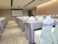 Homeinn Plus Hotel (Danyang Glasses Industrial Park Railway Station)