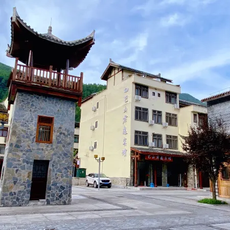 Junyi Hotel Xuanhan Bashan Отели рядом с достопримечательностью «Bashan Grand Canyon Luopan Peak»