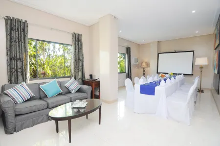 717 Cesar Place Hotel Отели в г. Тагбиларан