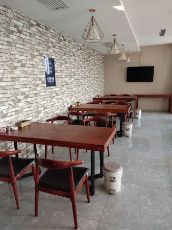 Leiketai Theme Hotel (Bengbu Railway Station Branch) Отели рядом с достопримечательностью «Anhui University of Finance & Economics»