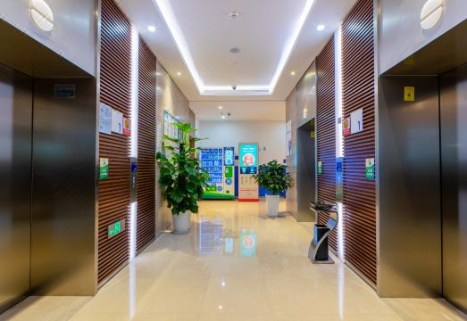 3. 홀리데이 인 익..