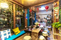 Lijiang Clouds flying high Inn