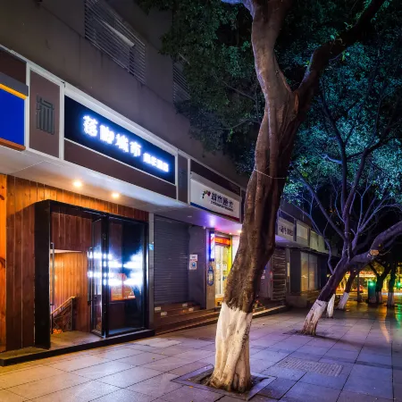 Landing City Youth Hostel (No. 4 Zhongshan Road Store, Chongqing) Отели рядом с достопримечательностью «Стадион «Датяньвань»»