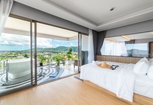 더 블루 호텔의 야외 수영장 전경