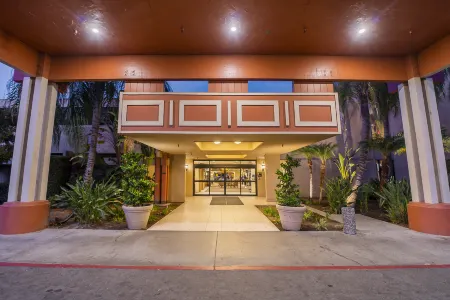 Piccadilly Inn Airport