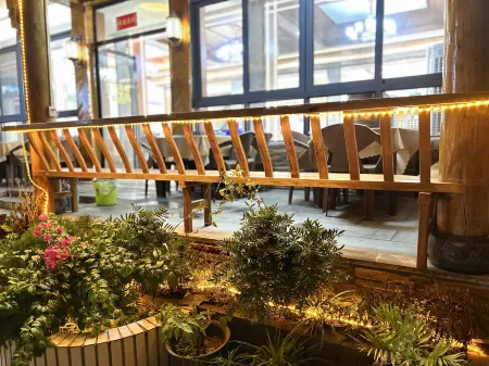 Libo Xinyuan Boutique Inn Отели рядом с достопримечательностью «Wolong Pond»