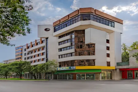 Woniu Manbu Hotel (Guangyuan High-Speed Railway Station) Отели рядом с достопримечательностью «Qianfo Cliff»