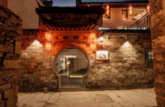 Hongcun Mountain Breeze Embracing the Moon · Serenity Garden (Hongcun Village Yuezao Store)