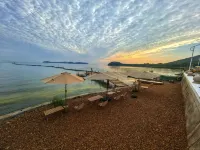 Zhuixun · Designer Full Lake View Homestay