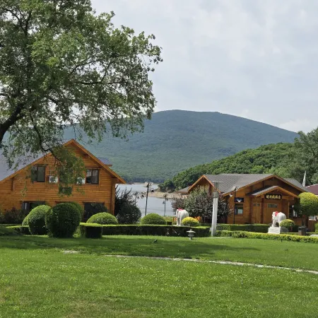 Ziyue Mountain Lodge (Lake Jingpo Scenic Area Baoyue Bay)