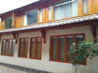 Zen Holiday Inn (Lijiang Ancient City Sifang Street) Hotel dekat Guangbi Building