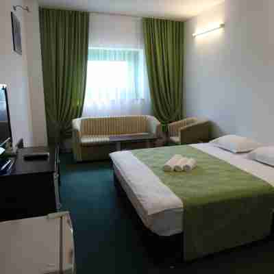 Airport Hotel Dining/Meeting Rooms
