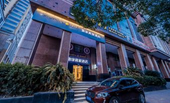 There is a car parked in front of an oriental-style building, which serves as the entrance to a hotel at Homeinn Selected Hotel (Shanghai The Bund City God Temple)