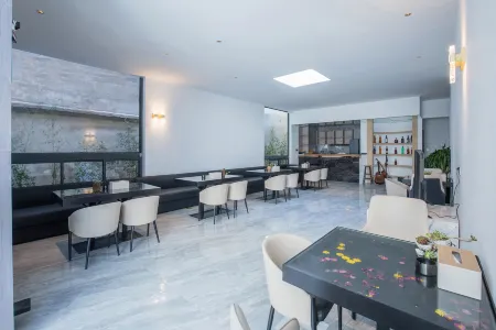 Xiyunkai Designer Seaview Inn.