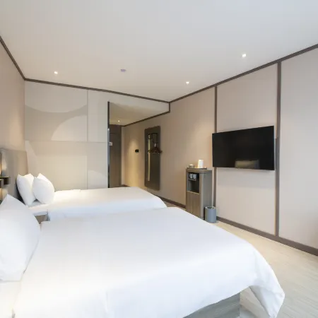 HanTing Hotel (Kunming Chenggong Plaza) Отели рядом с достопримечательностью «Озеро Дяньчи»