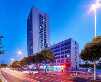 Four Seasons Hotel (Guangzhou South Railway Station, Shipi Metro Station)