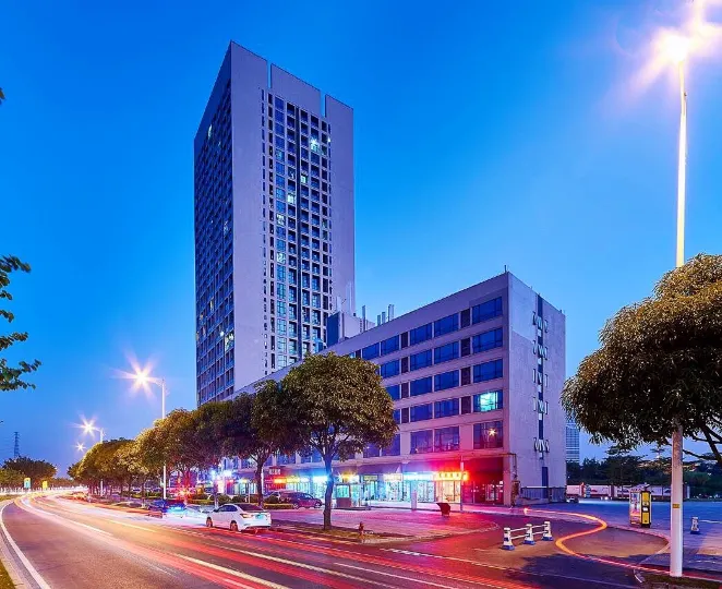 Four Seasons Hotel (Guangzhou South Railway Station, Shipi Metro Station)
