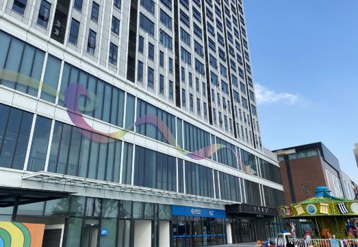 JI 호텔의 깔끔한 조식당 모습