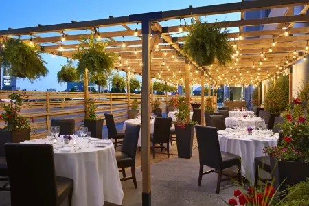 Sheraton Parkway Toronto North Hotel & Suites Отели рядом с достопримечательностью «The Origin»