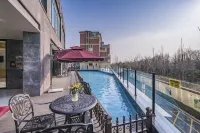 Huajing Yinhewan Hotel Luoyang (Swan Lake Yihe Wetland Park)